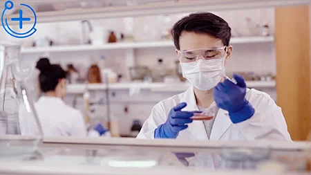 Мужчина врач спробиркой